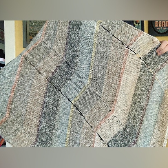 Handmade Tokyo shawl knit wrap scarf graphic boho cozy - Picture 4 of 4